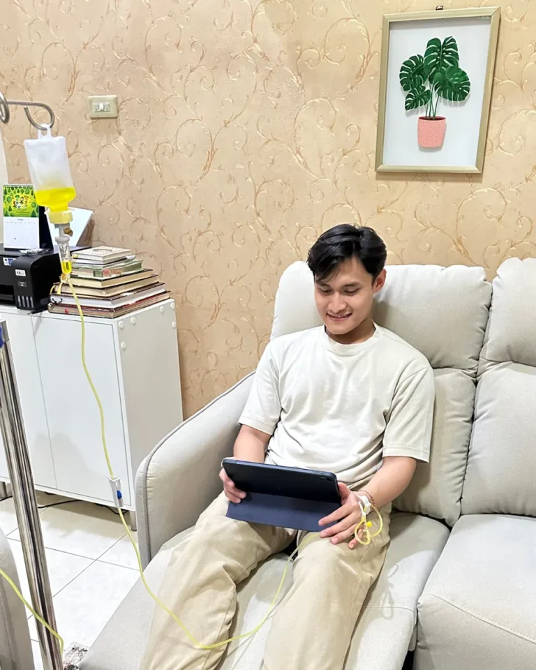 Pasien menjalani layanan infus di ruang perawatan Klinik KIAN