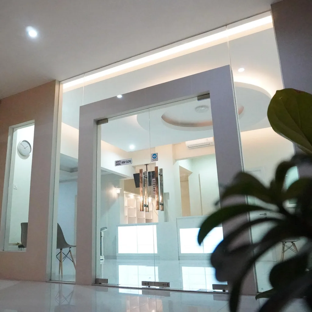 Pintu masuk dan interior fisik Klinik KIAN